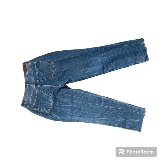 NWT!! Hollister curvy high rise mom jean - Picture 2 of 3